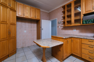 עיצוב בעץ לאווירת טבע - איך לשלב עץ במטבח לבן וליצור אווירה טבעית ומזמינה